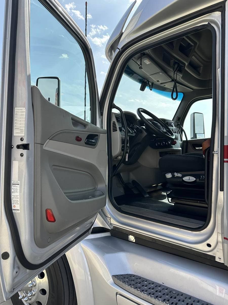 2021 Peterbilt 579 image 4