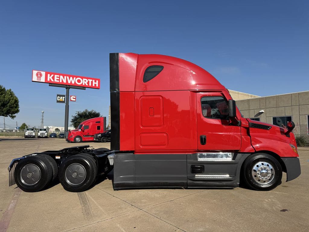 Used 2023 FREIGHTLINER PT126064ST image 13