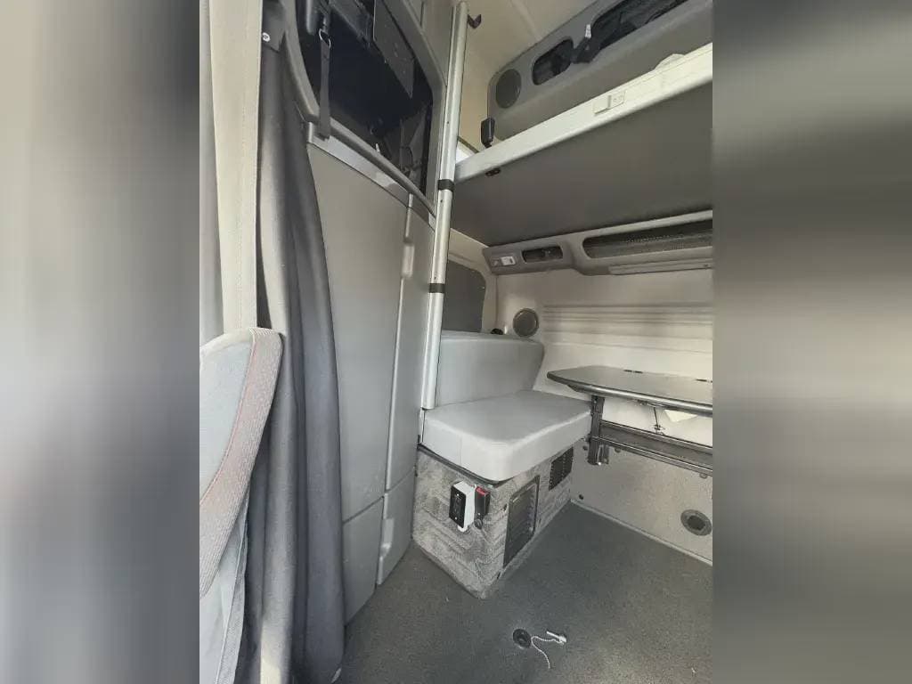 2022 Volvo VNL image 8