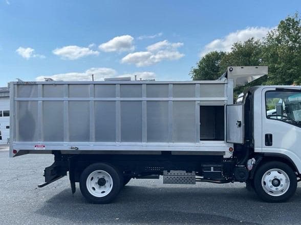 2024 Isuzu NRR image 29