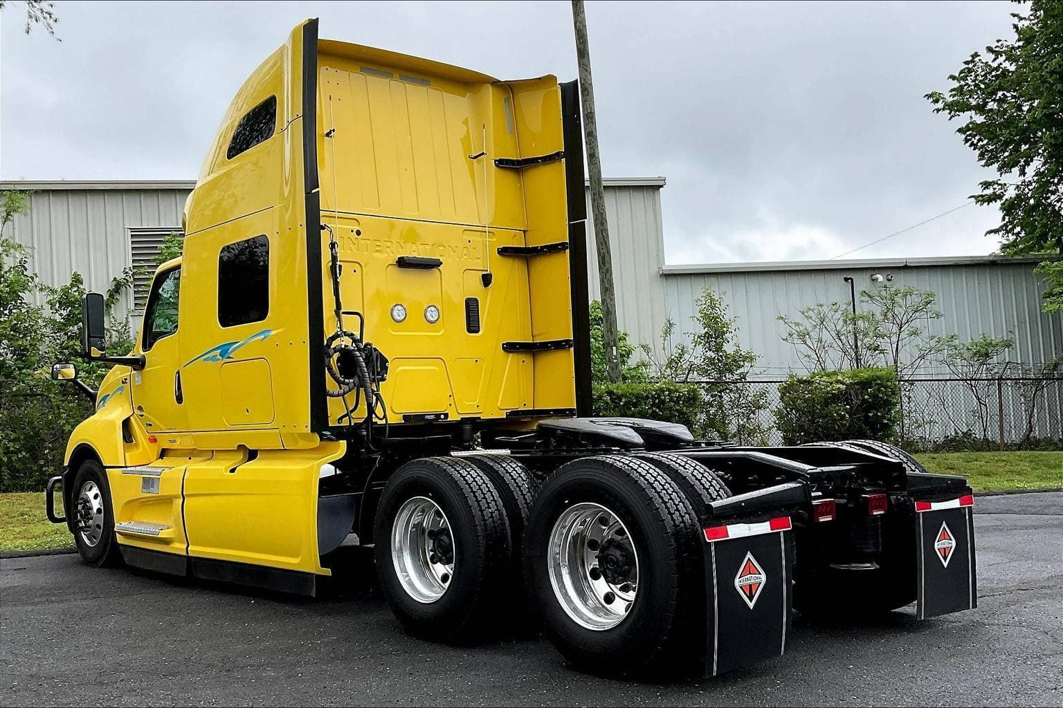 2022 International LT625 Sleeper Semi Truck - 73" Raised Roof Sleeper, A26 400HP, 11 Speed image 12