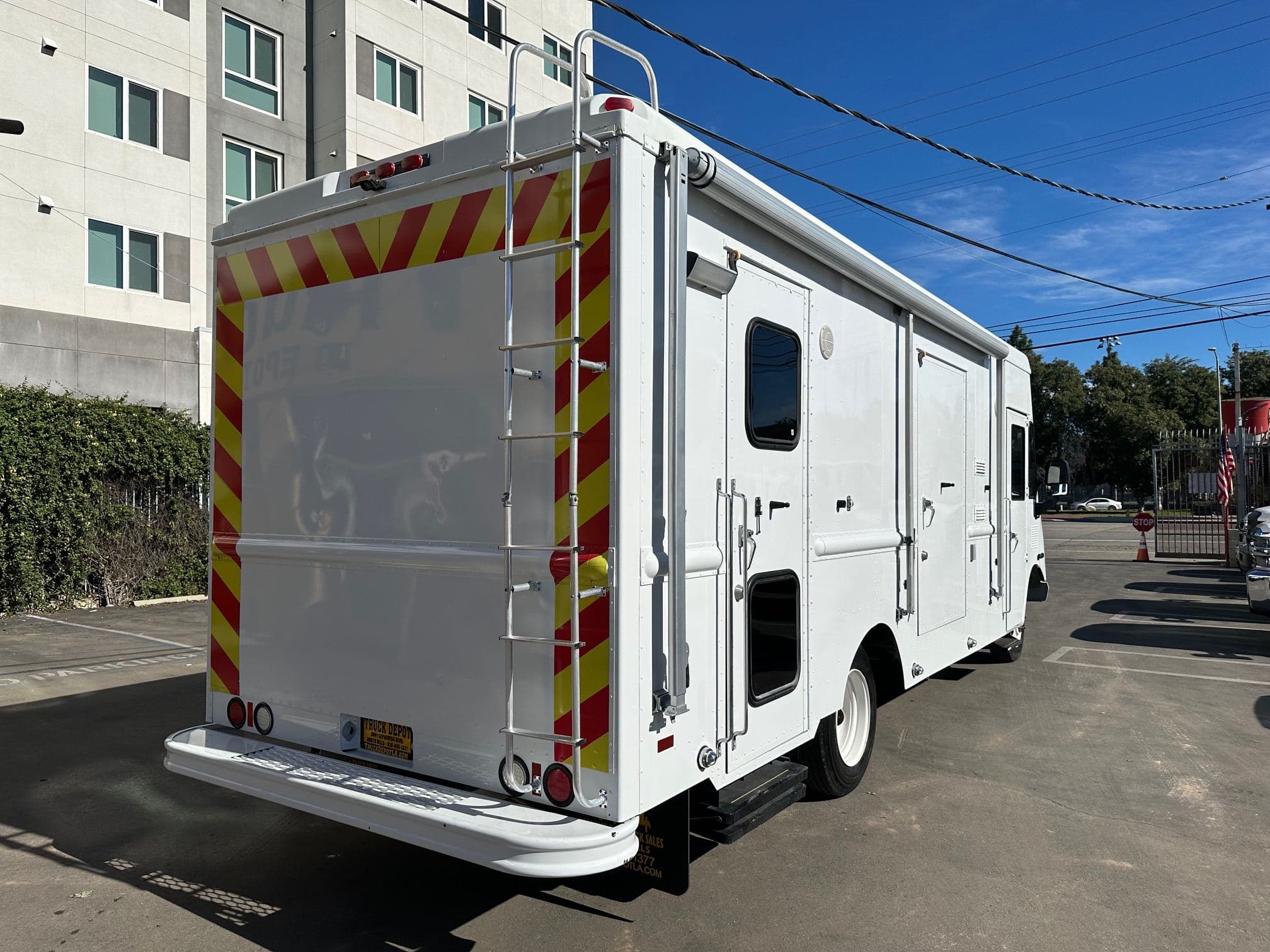 2002 WORKHORSE Step Van with Handicap Lift image 4