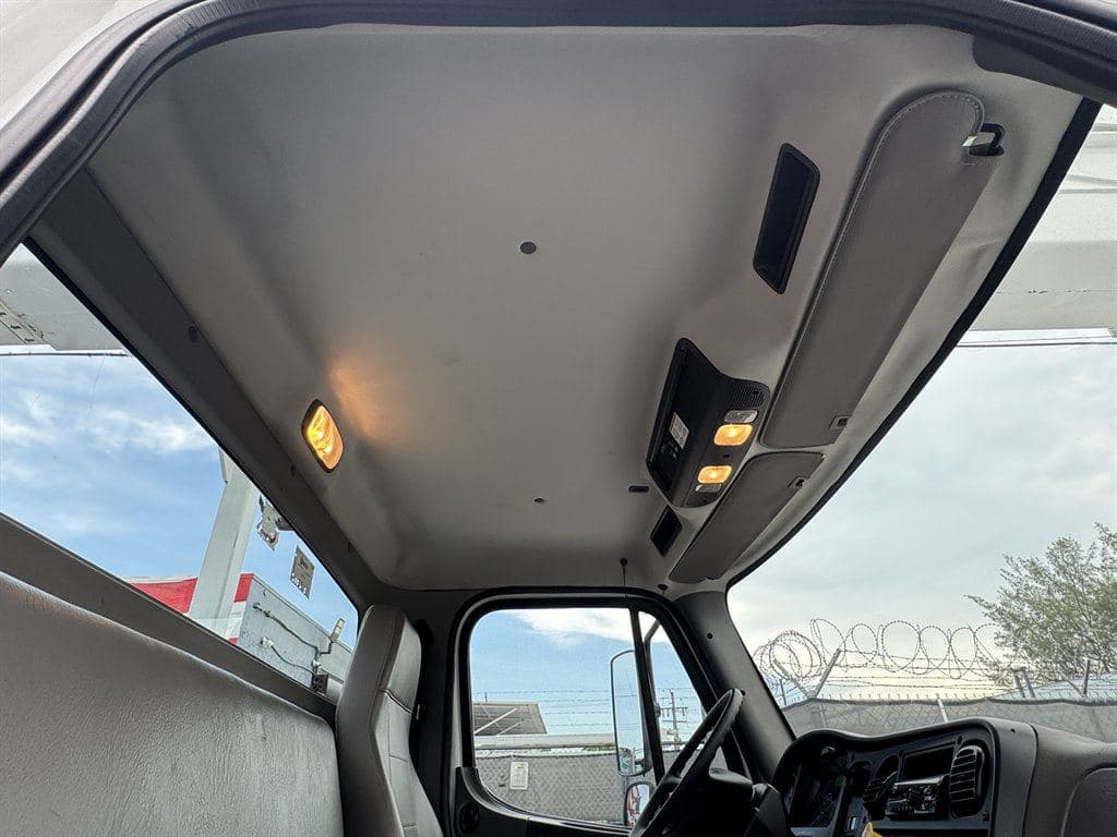 2018 Freightliner M2-106 image 55