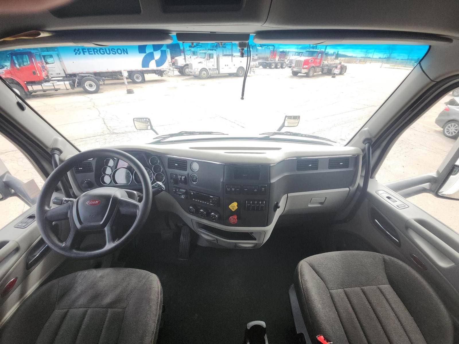 2022 Peterbilt 579 image 13