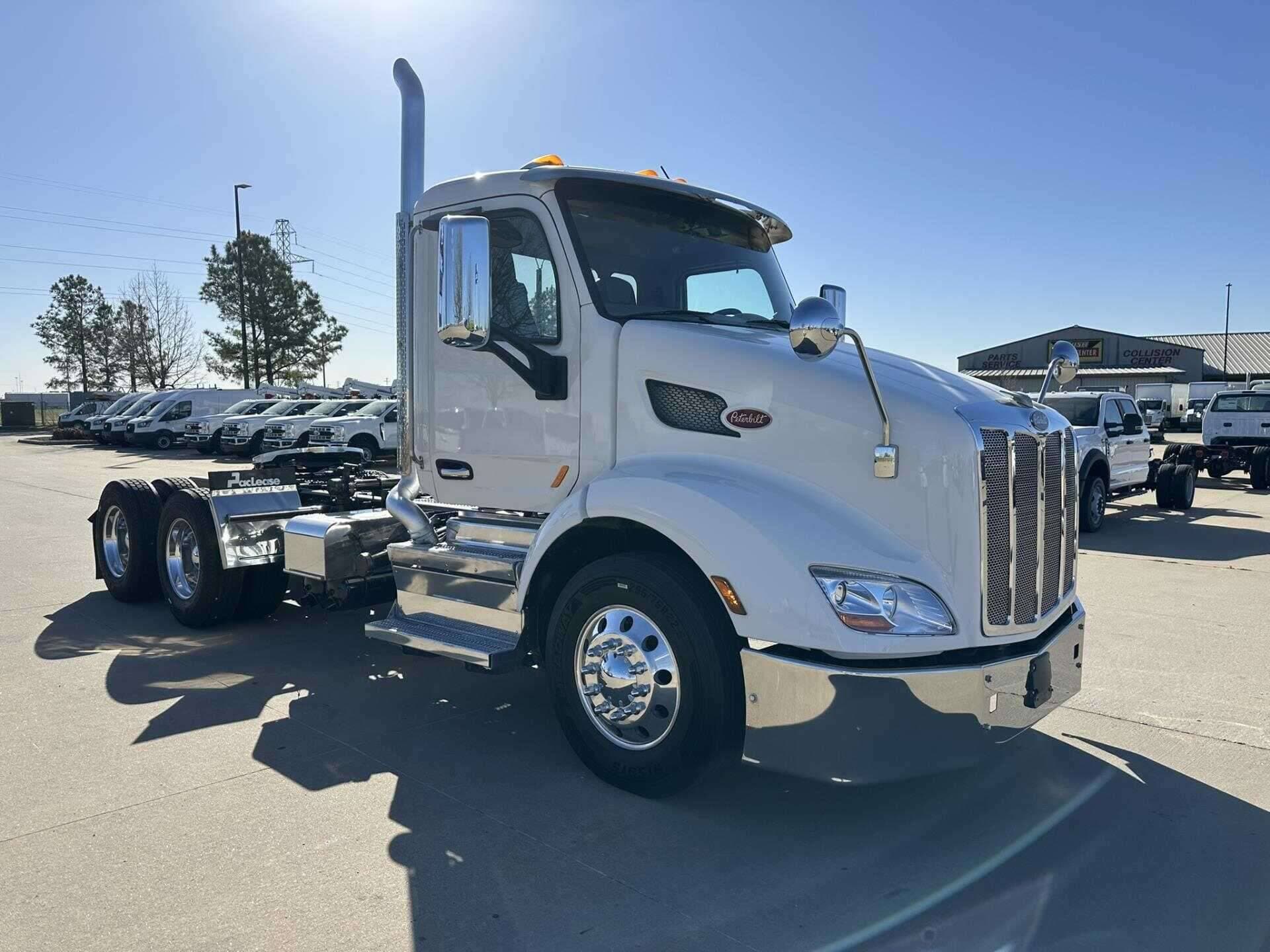 2021 Peterbilt 579 image 2