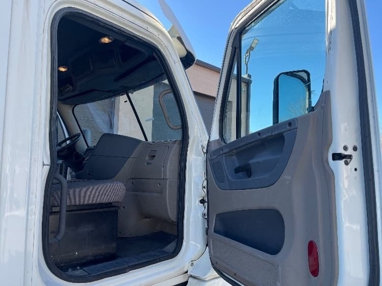 Used 2018 Freightliner Conventional - Day Cab, Tractor - CASCADIA 125 image 10