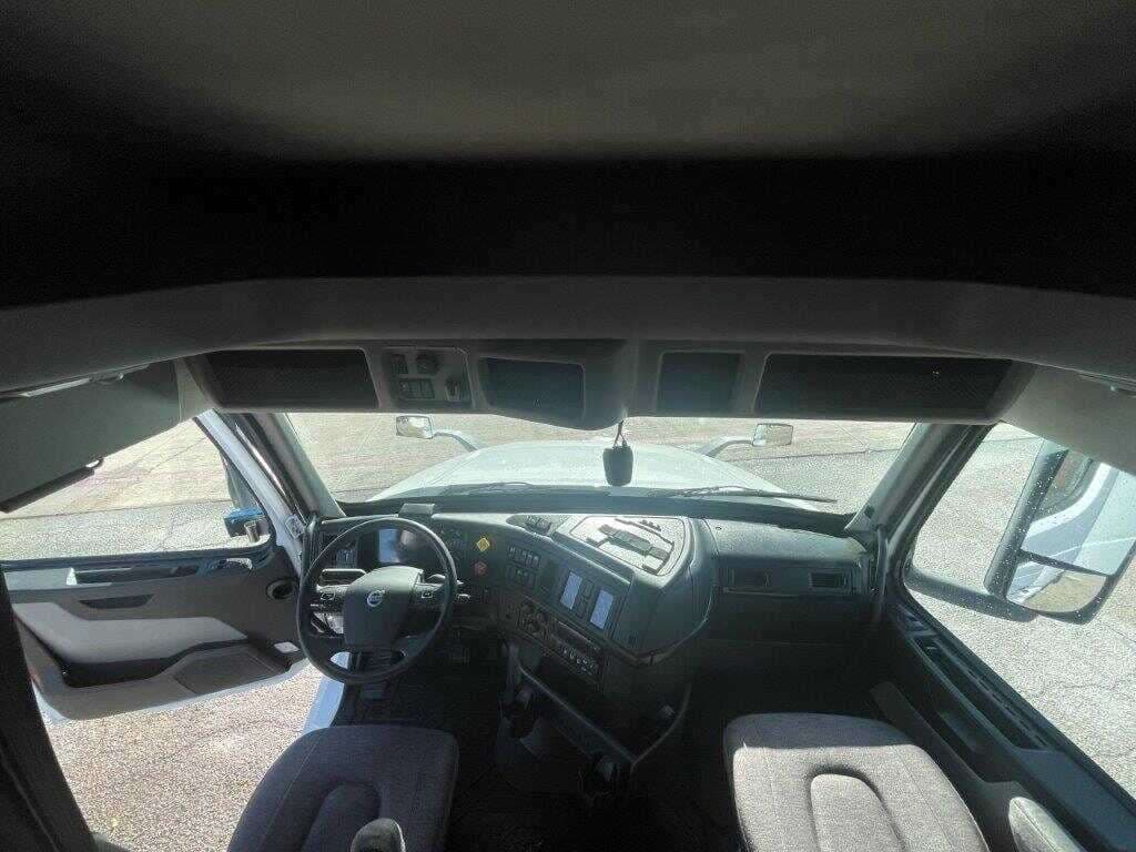 2020 Volvo VNL image 16