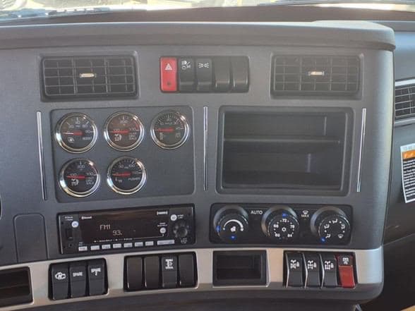 2025 Kenworth T880 image 18