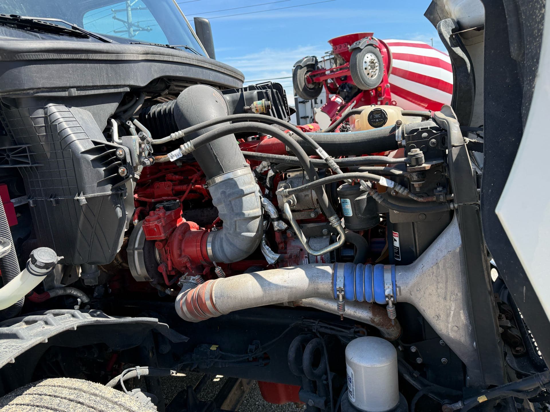 2023 Freightliner - Cummins Engine - 438k - 15k Hours! image 13