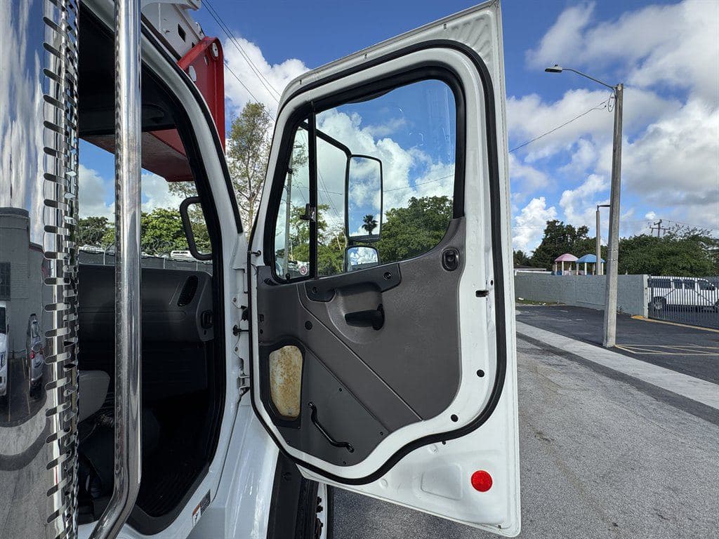 2015 Freightliner M2-112 image 60