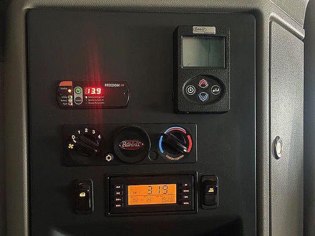 2023 Peterbilt 579 image 9
