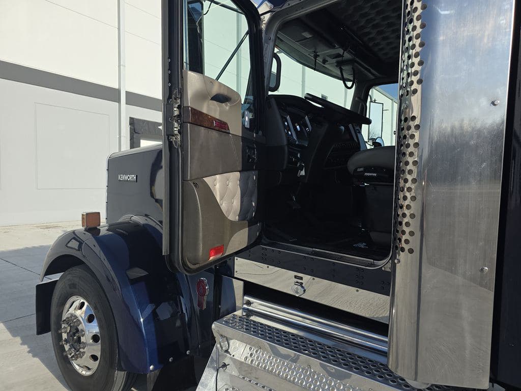 Used 2023 KENWORTH W900L image 11