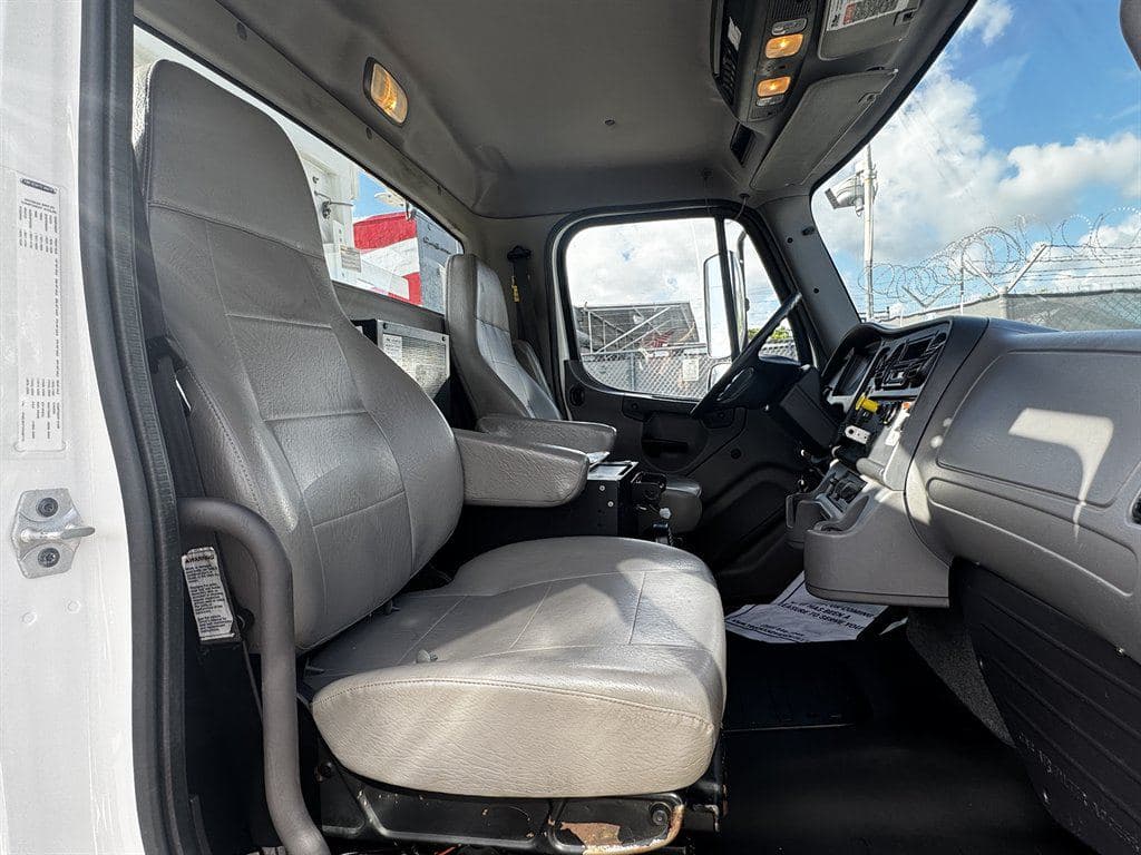 2017 Freightliner M2-106 image 55