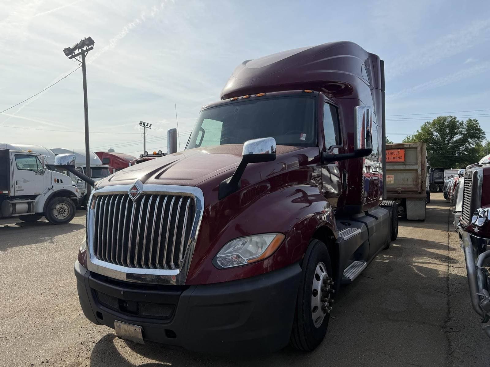 2020 International LT625 image 1
