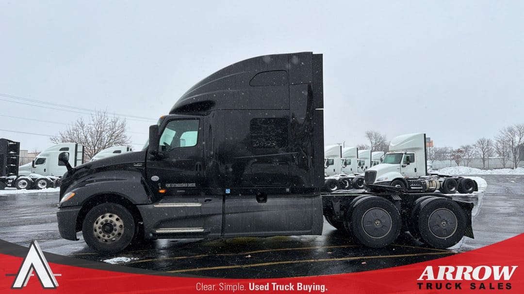 2022 International LT625 image 3