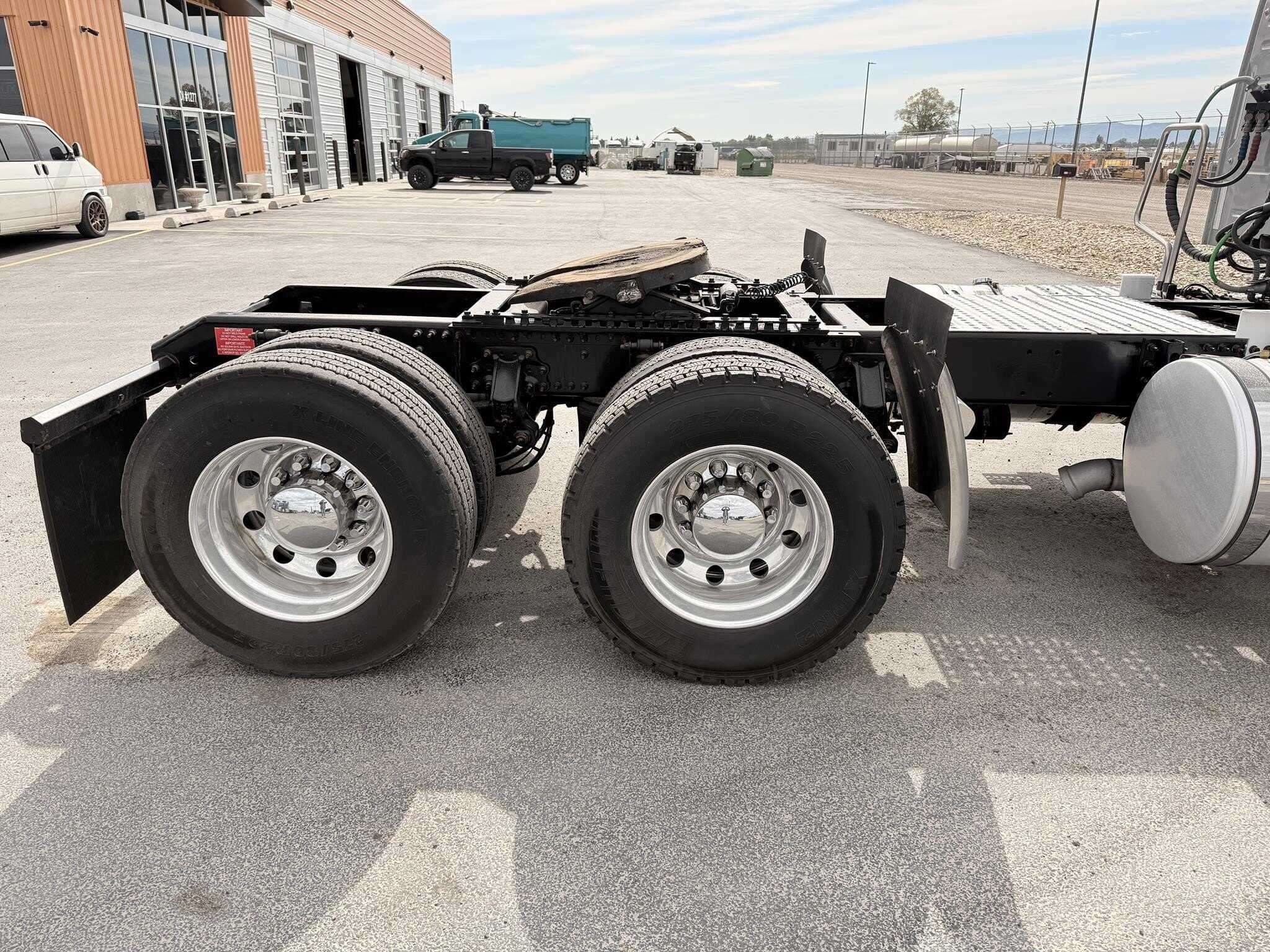 2020 Volvo VNR image 11