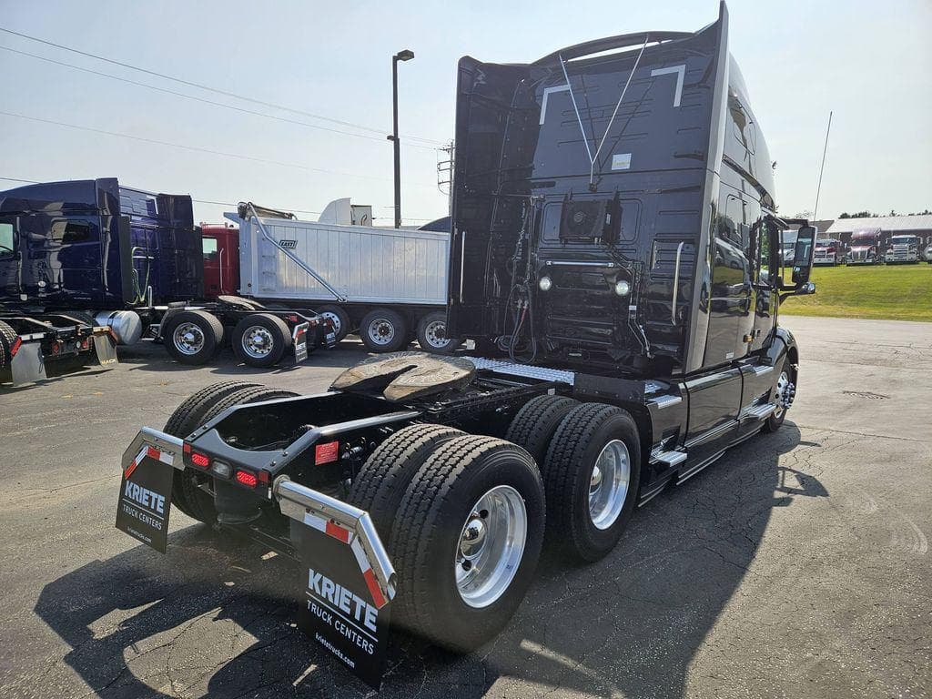 2023 Volvo VNL image 5
