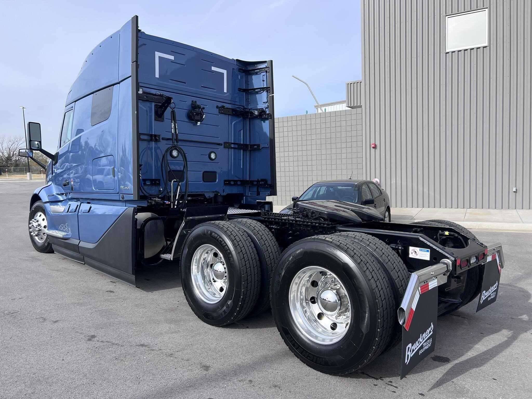 2026 Volvo NEW VNL image 3