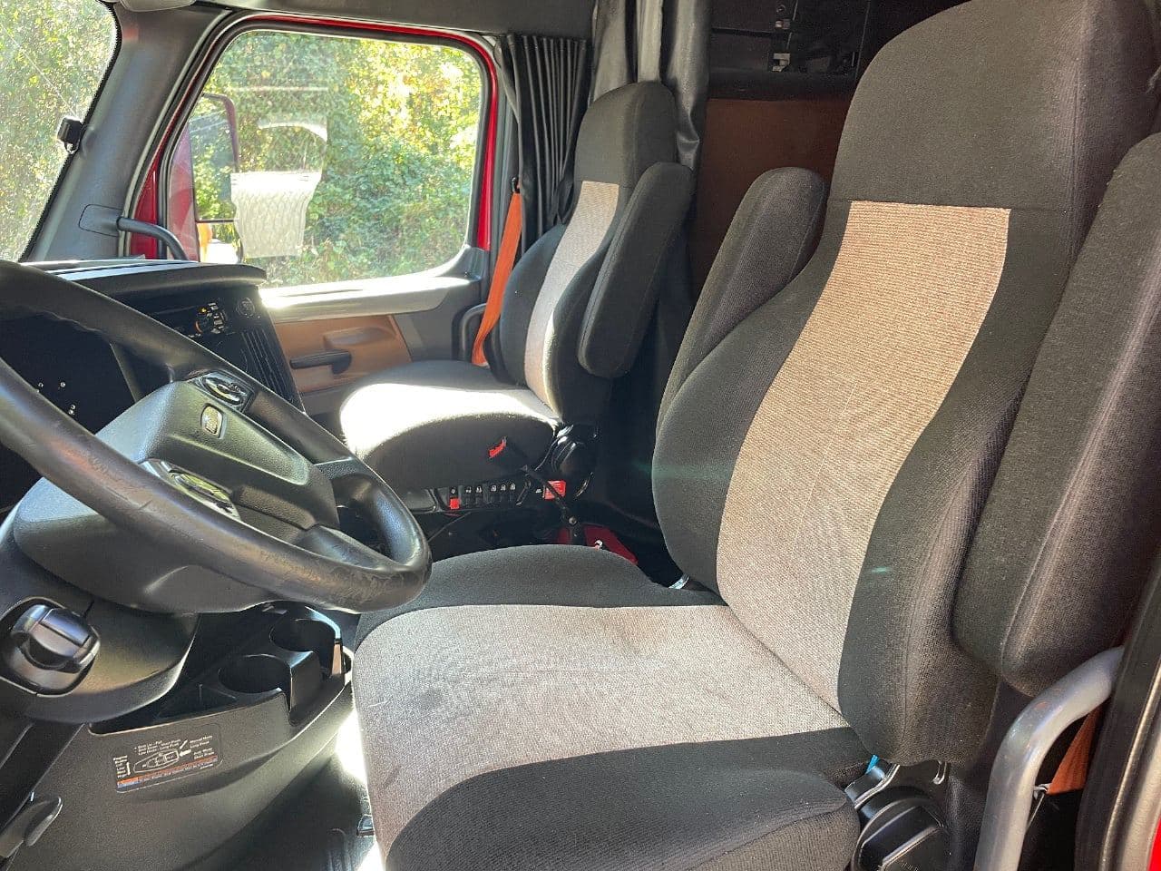 2020 Freightliner Cascadia 126 image 19