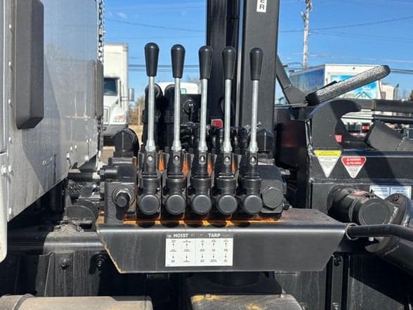 2025 Kenworth T880 image 10