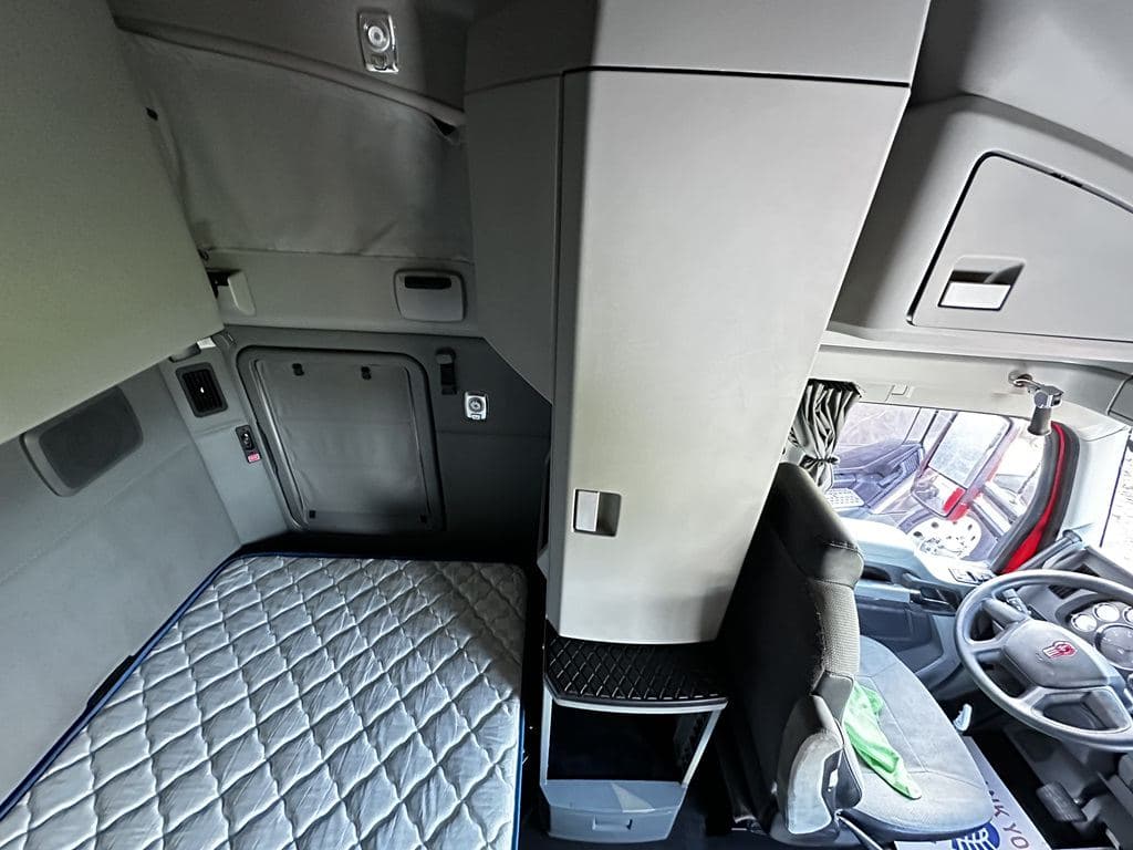Used 2022 PETERBILT 579 image 18