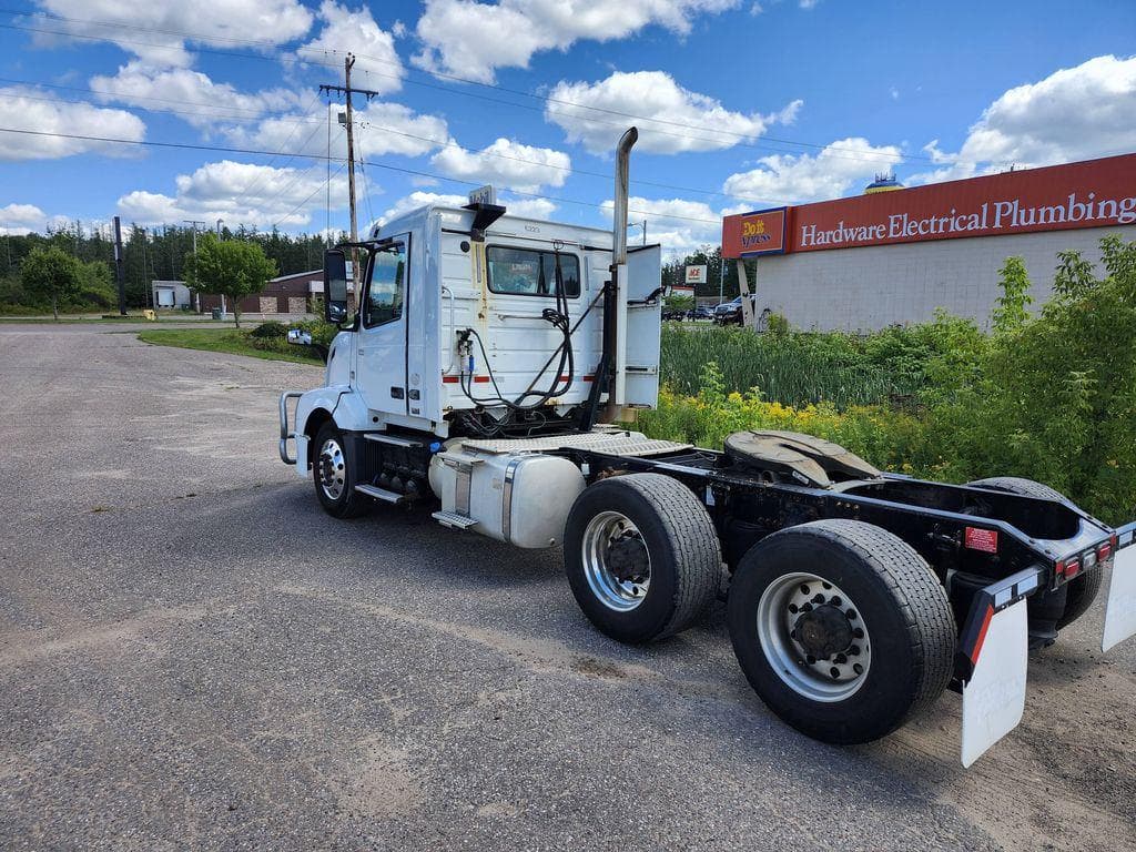 2016 Volvo VNL image 3