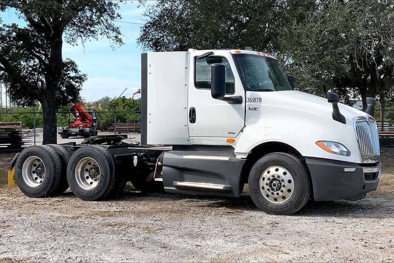 2021 International LT625 image 1
