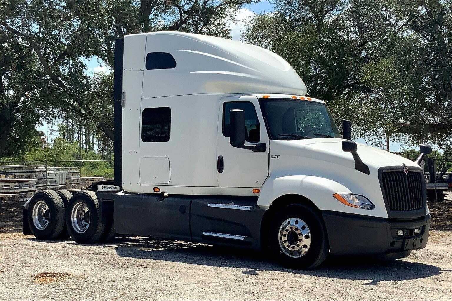 2021 International LT625 image 2