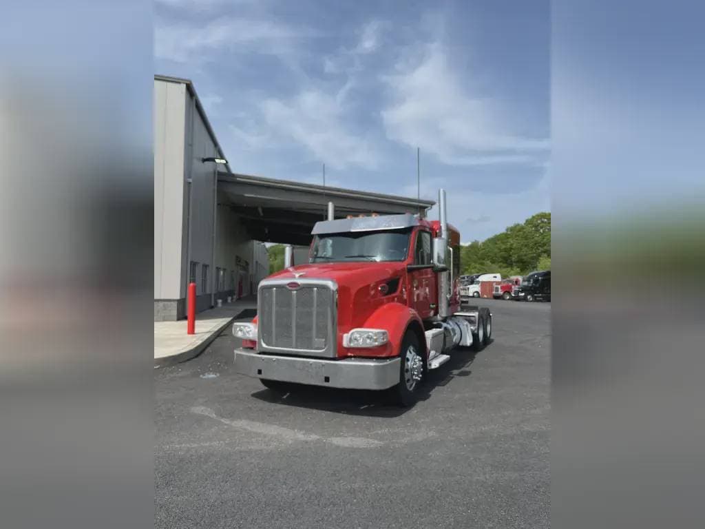 2023 Peterbilt 567 image 1