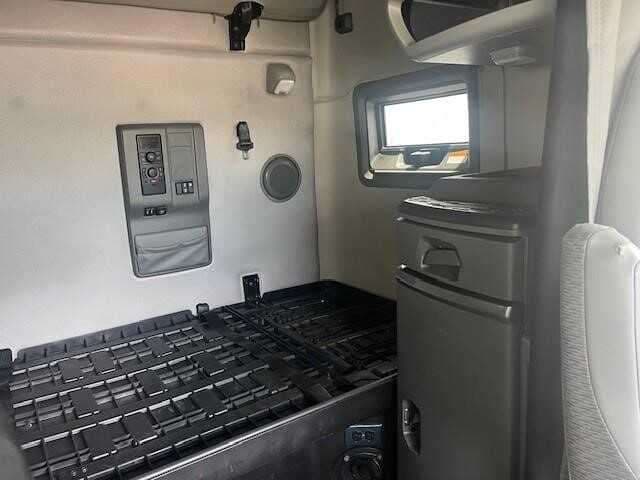 2021 Volvo VNL64T760 image 2