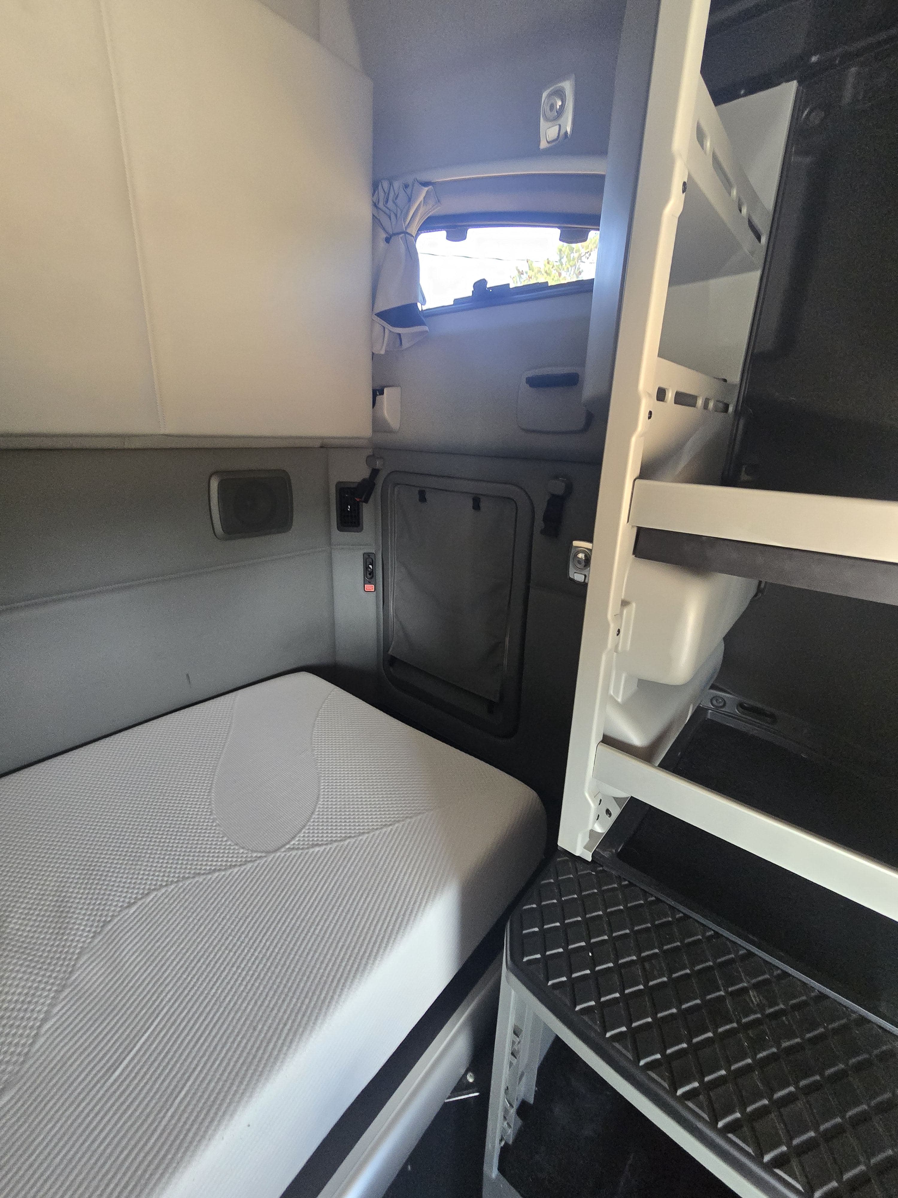 2020 Kenworth T680 image 12