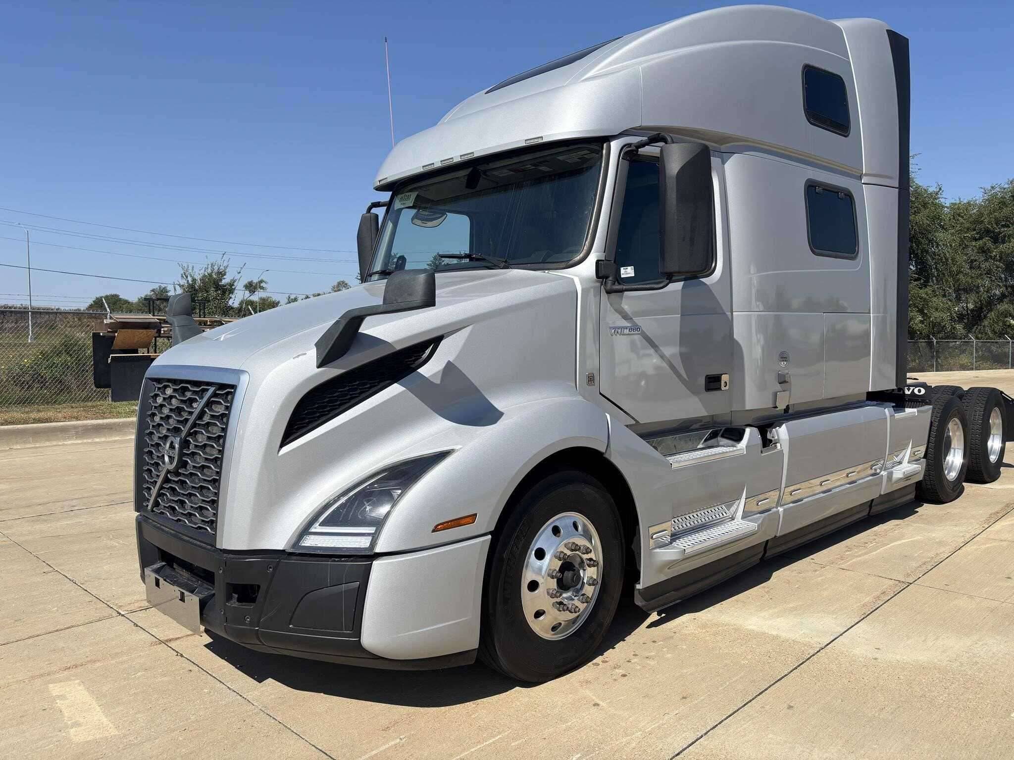 2022 Volvo VNL image 1