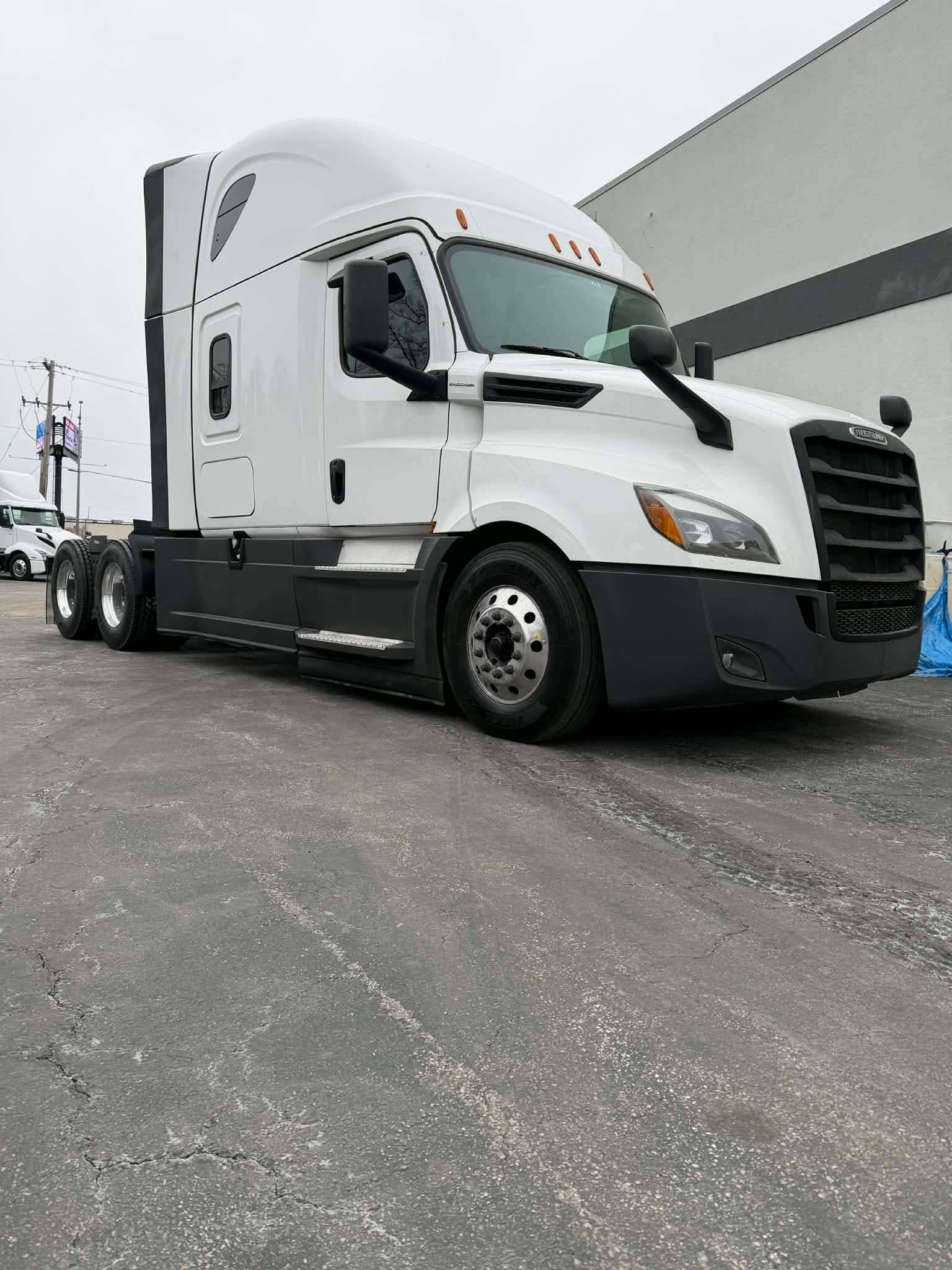2022 Freightliner Cascadia image 3