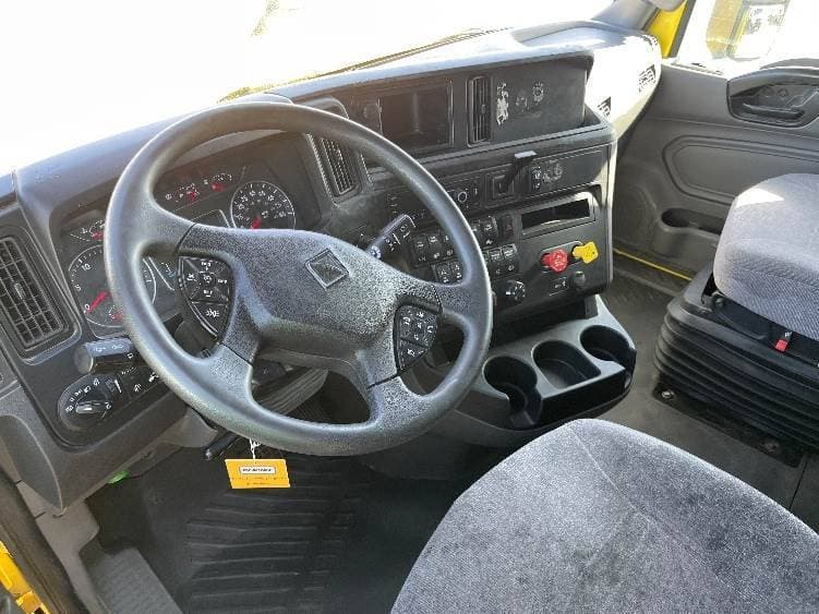 2022 International LT625 image 5