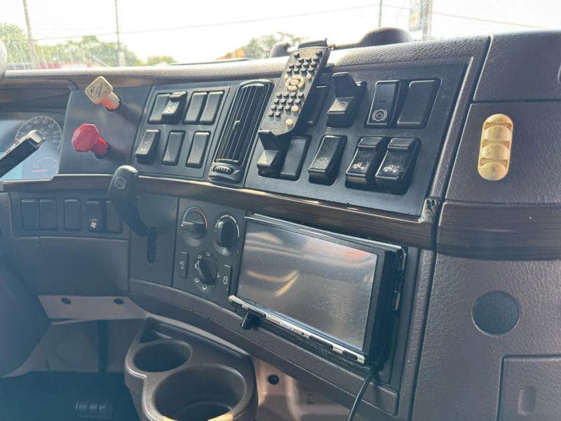 2012 Volvo VNL image 86