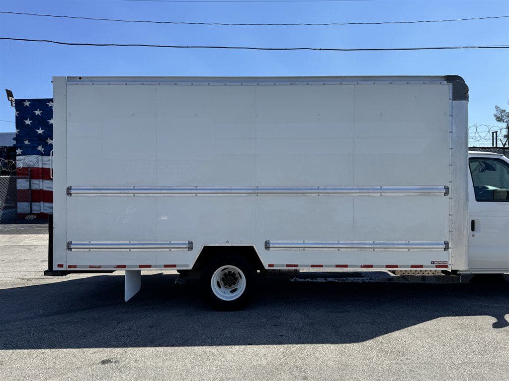 2022 Ford Commercial Vans image 15