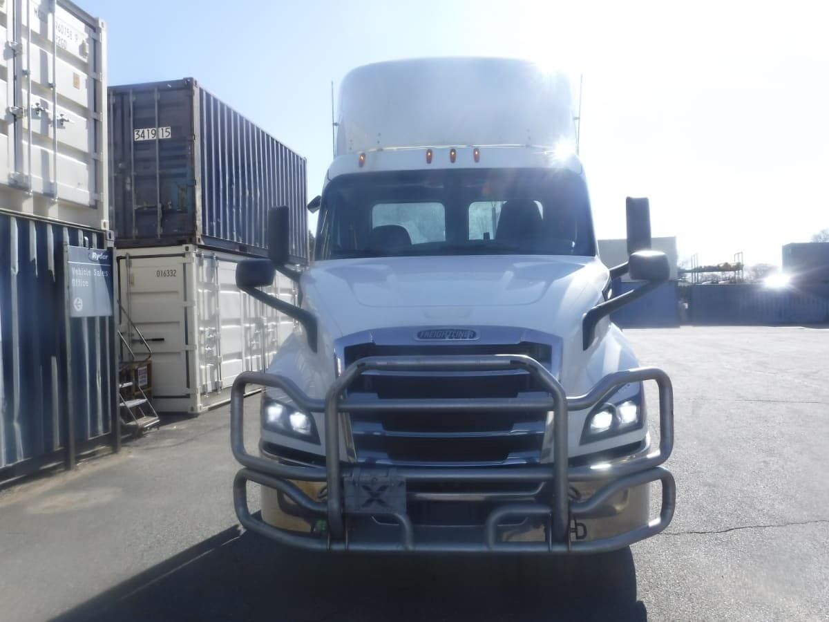 Used 2019 FREIGHTLINER Conventional - Day Cab - CASCADIA 116 For Sale image 3