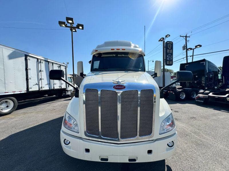 2022 Peterbilt 579 image 2