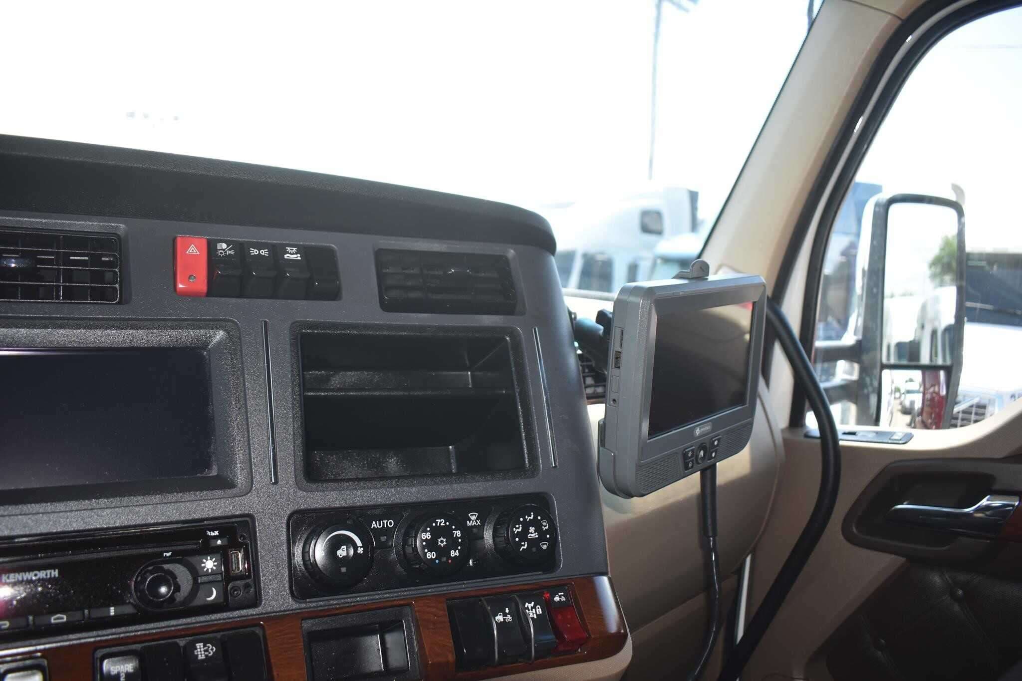 2022 Kenworth T680 image 1