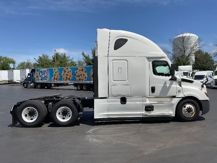 Used 2022 FREIGHTLINER Conventional - Sleeper Truck - CASCADIA 126 image 6