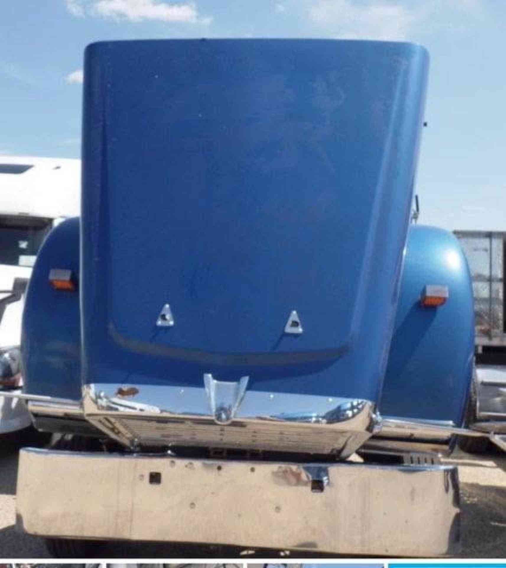 2005 Freightliner FLD132 image 1