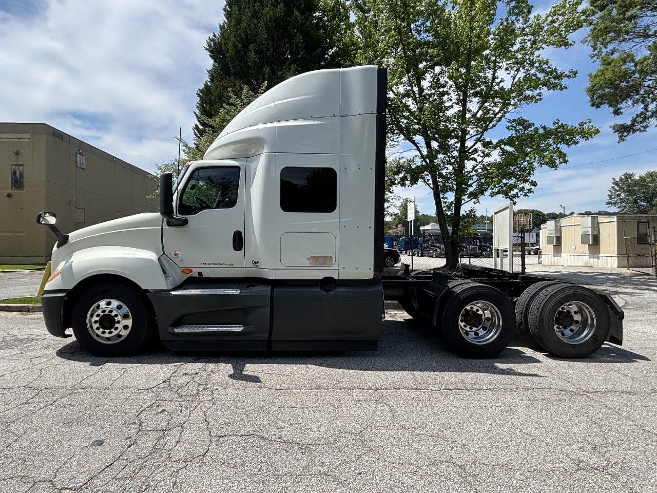 2018 International LT625 image 7