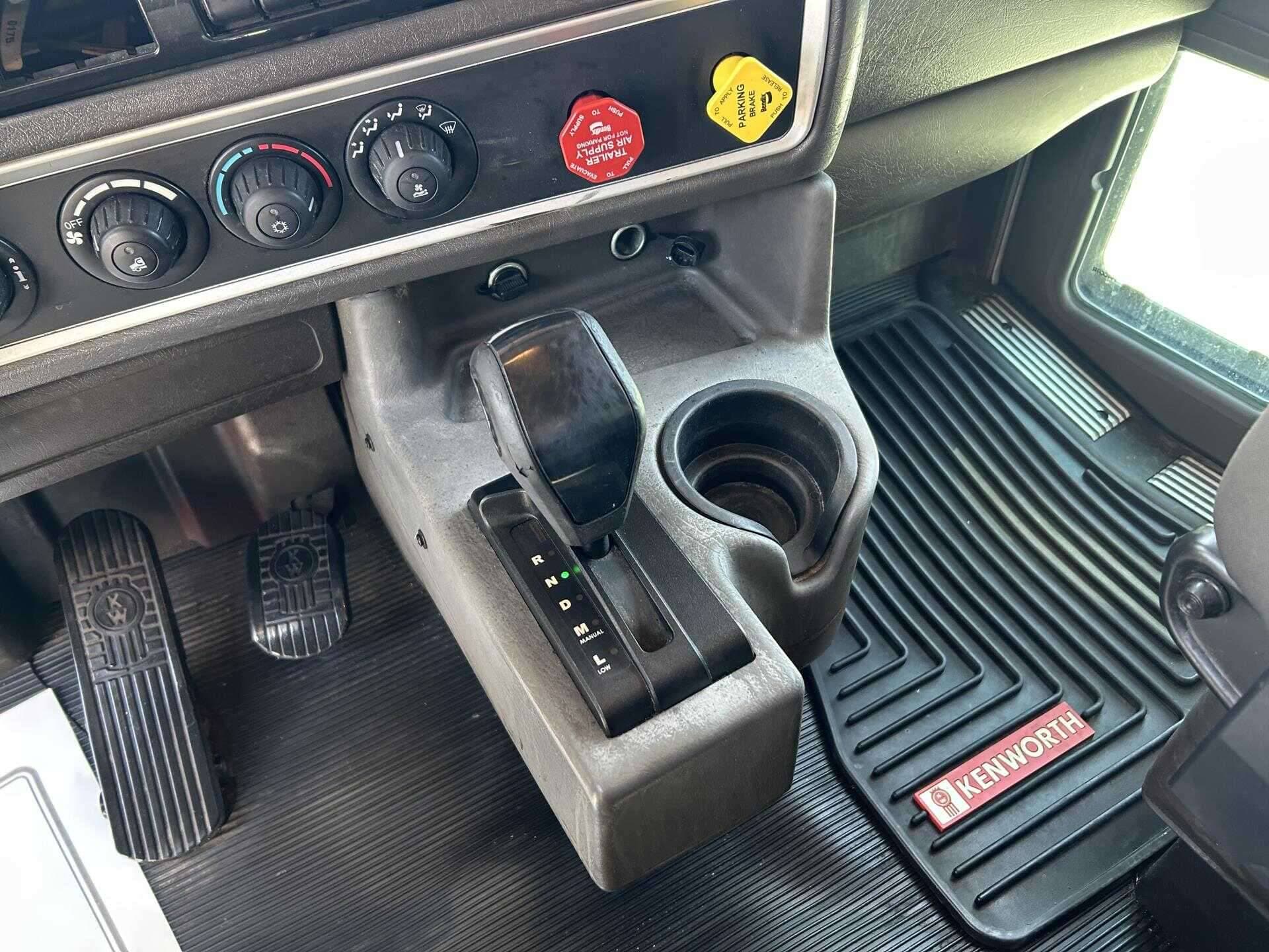 2019 Kenworth T8 Series image 8