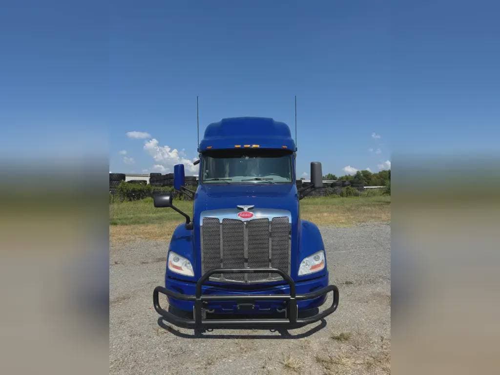 2022 Peterbilt 579 image 2