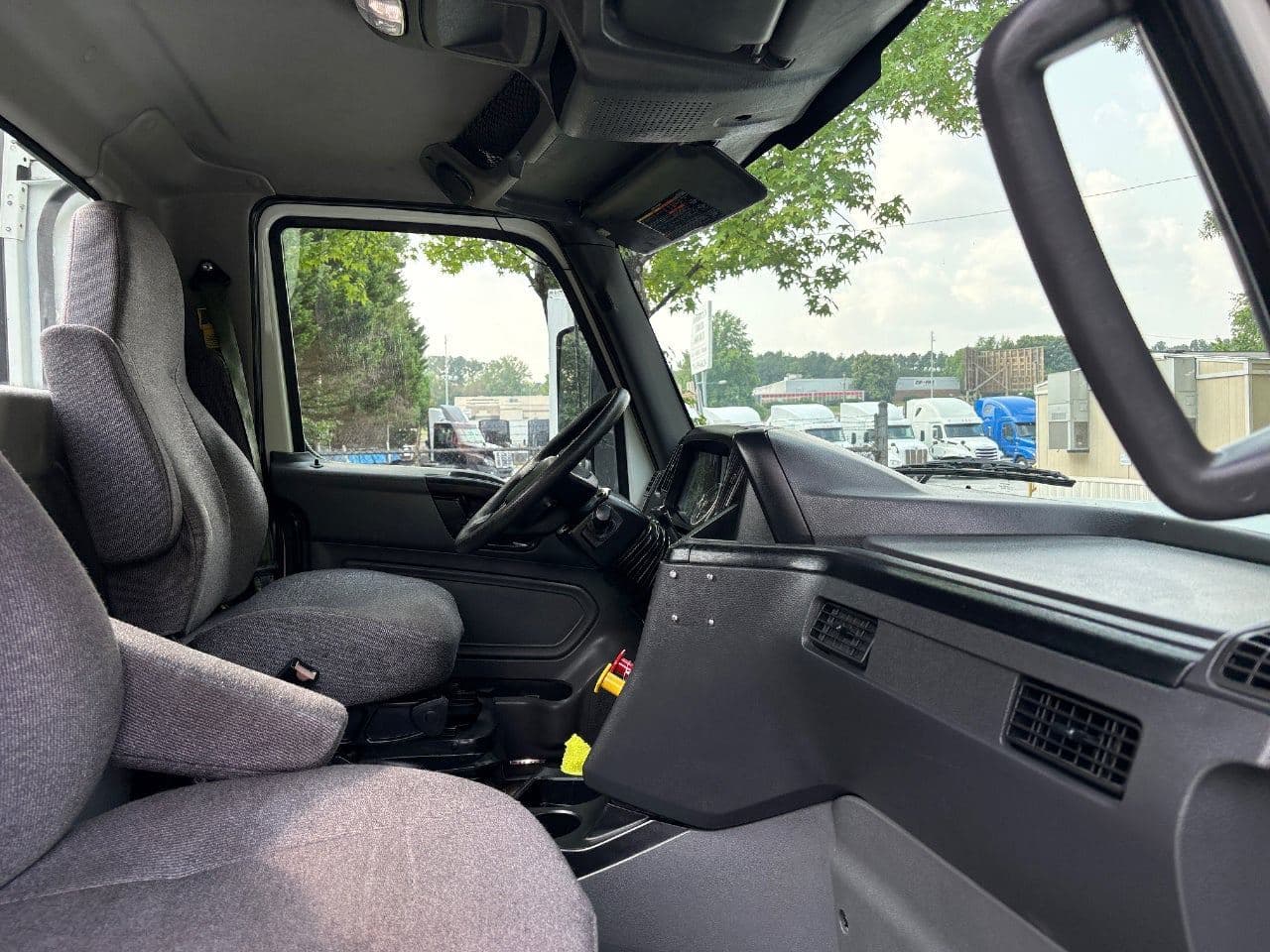 2020 International LT625 image 21