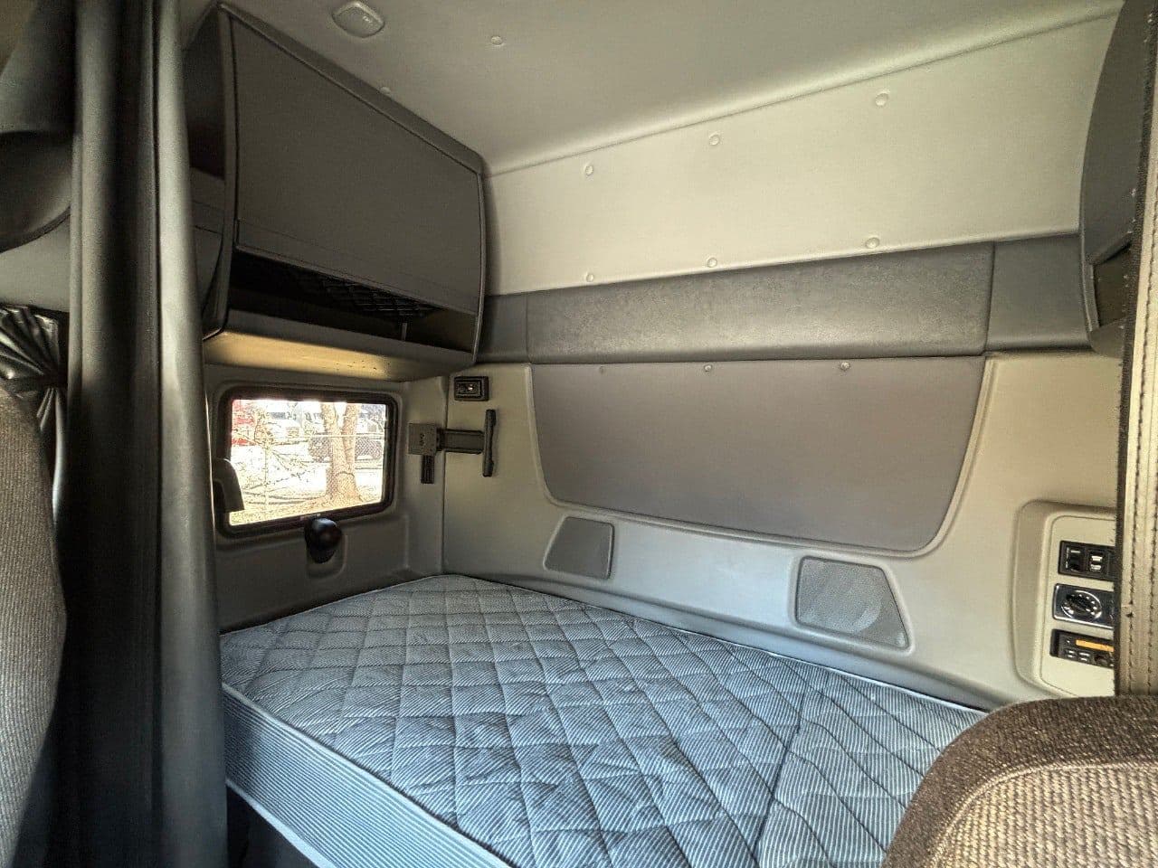 2018 International LT625 image 21