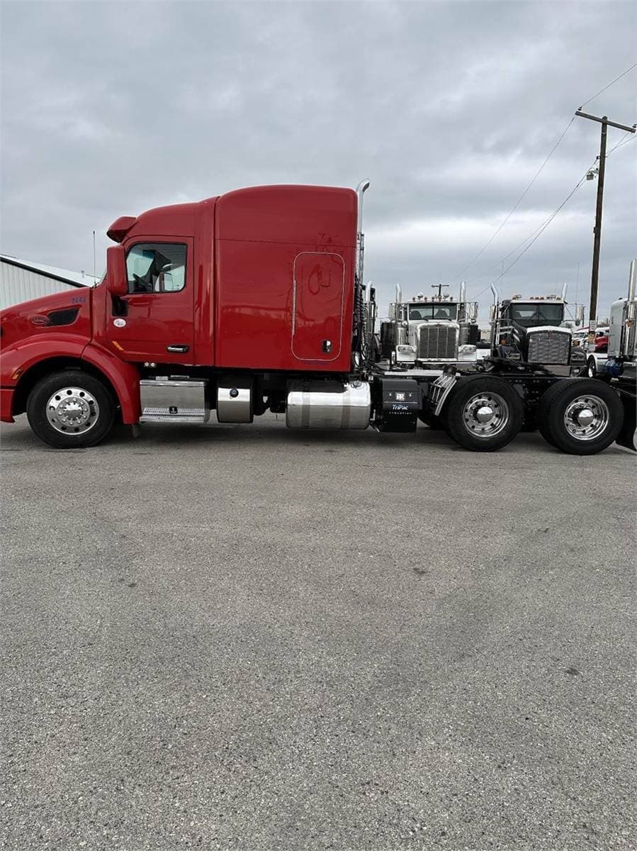 2017 Peterbilt 579 image 1