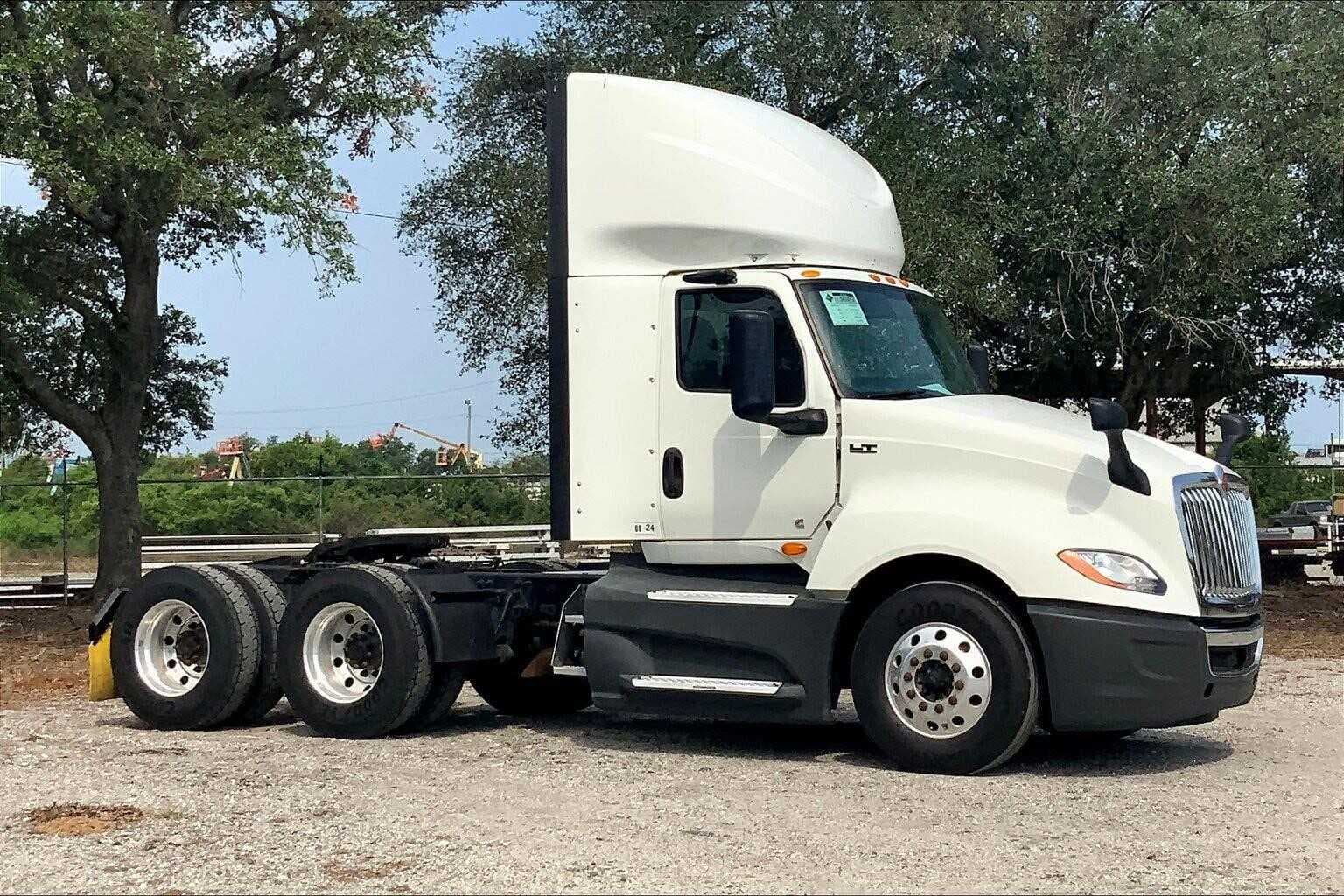 2021 International LT625 image 3