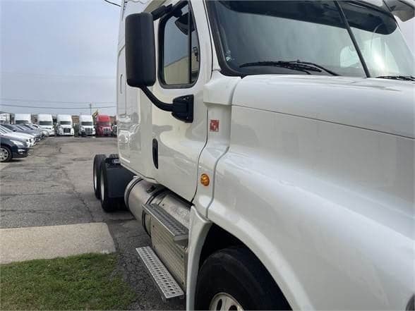 2016 Freightliner Cascadia image 6