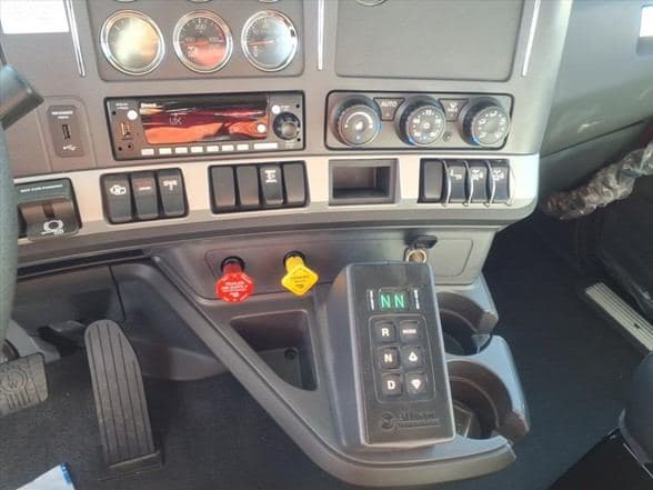 2025 Kenworth T880 image 14